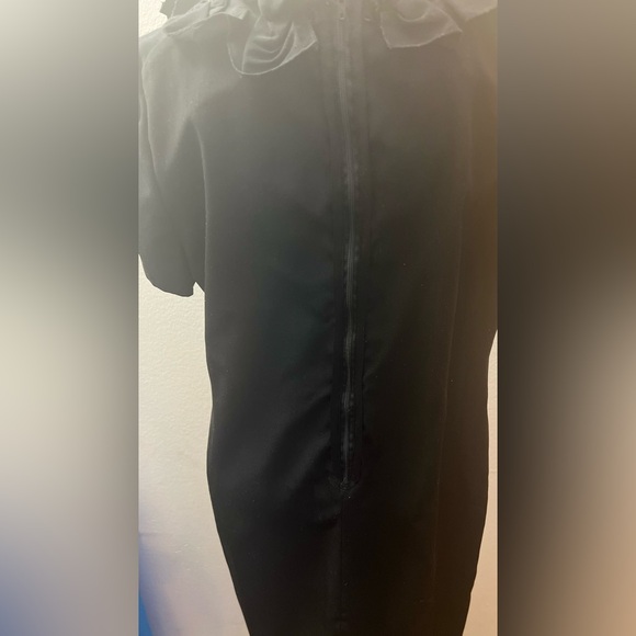 Tahari black dress with ruffled collar size 6 - Picture 3 of 3